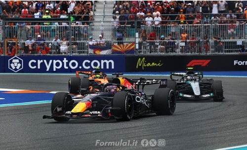 La McLaren fa strani paragoni, il nemico oggi non è la Red Bull - La McLaren fa strani paragoni, il nemico oggi non è la Red Bull