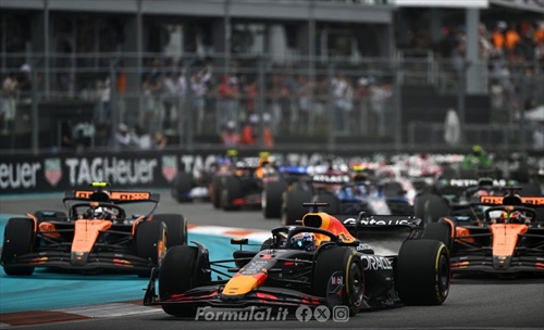 La McLaren sacrifica la qualifica: il giro secco è l'unica arma della Red Bull