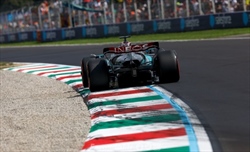 La Mercedes impara dalla Ferrari: più prove sul fondo nuovo per evitare sorprese