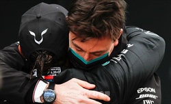 La Mercedes mantiene il nero: rappresenta l’eredità di Hamilton - La Mercedes mantiene il nero: rappresenta l’eredità di Hamilton