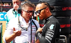 La Mercedes promuove e blocca Bono: non seguirà Hamilton in Ferrari