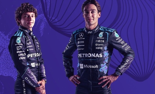 La Mercedes si rifà il look per Singapore: svelate le nuove tute 