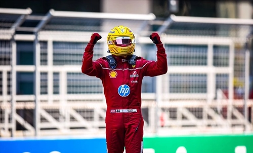 La prima in rosso per Lewis Hamilton