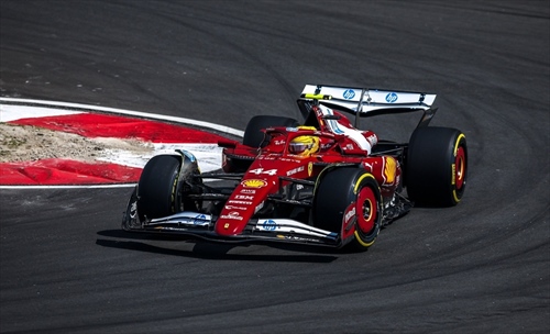 La prima in rosso per Lewis Hamilton - La prima in rosso per Lewis Hamilton