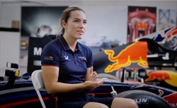 La Red Bull presenta Emmie Jones, la sua prima meccanica