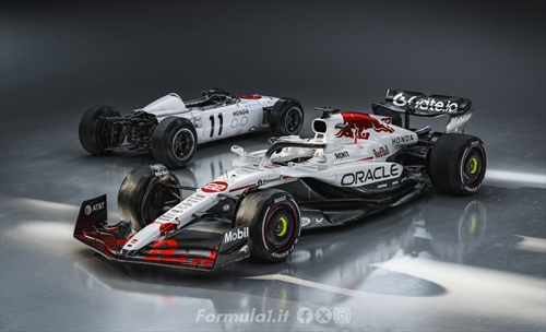 La Red Bull svela la livrea per il GP del Giappone: torna il bianco per la Honda - La Red Bull svela la livrea per il GP del Giappone: torna il bianco per la Honda