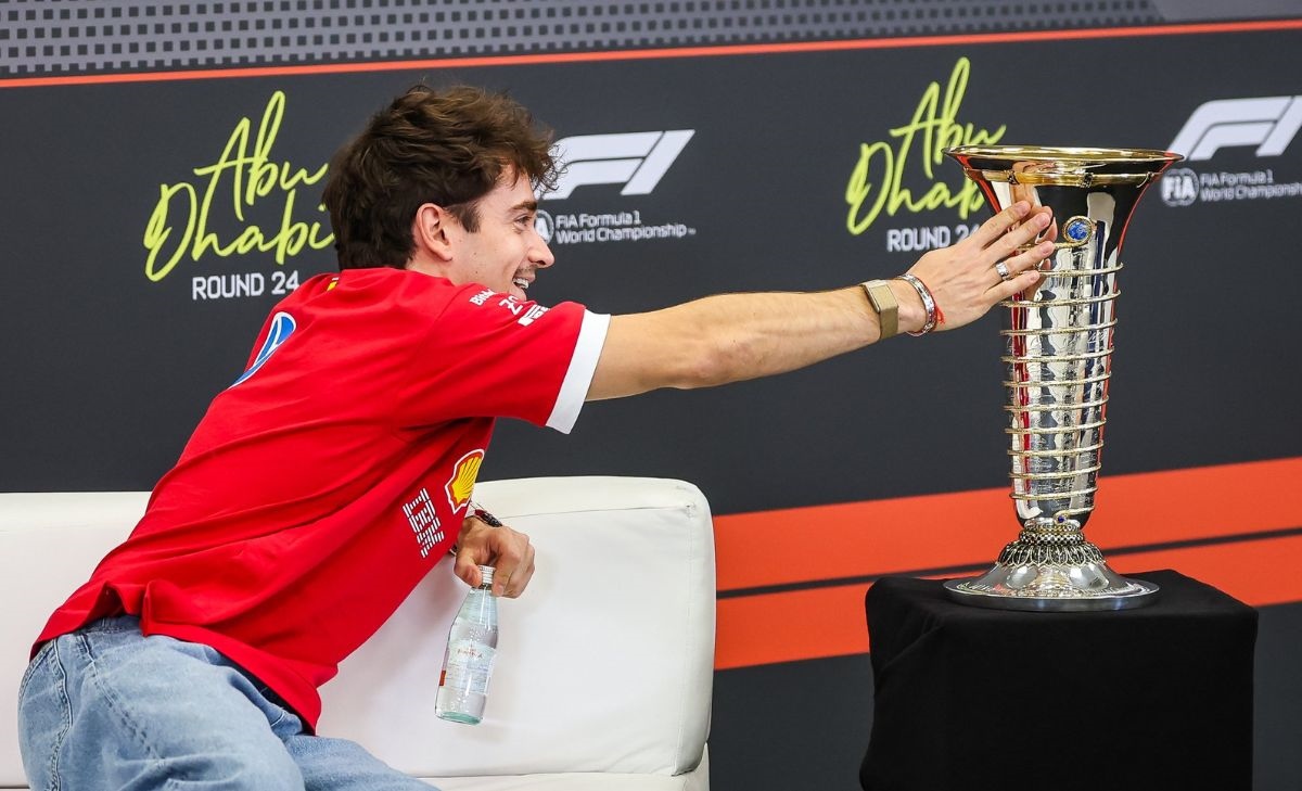 La scena dolceamara di Leclerc con il trofeo: «Posso toccarlo?»