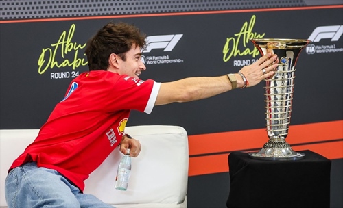 La scena dolceamara di Leclerc con il trofeo: «Posso toccarlo?»