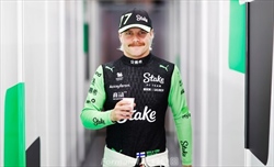 La straordinarietà di Alonso ispira i colleghi, Bottas: «Vederlo è estremamente motivante» - La straordinarietà di Alonso ispira i colleghi, Bottas: «Vederlo è estremamente motivante»