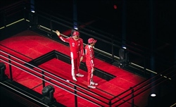 Las Vegas: Leclerc e Hamilton difendono lo show dalle critiche di Verstappen - Las Vegas: Leclerc e Hamilton difendono lo show dalle critiche di Verstappen