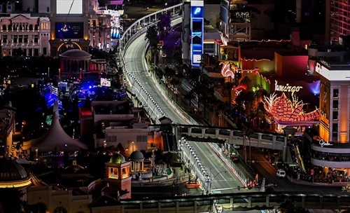 Las Vegas sotto i riflettori: Sainz e Albon pronti allo spettacolo - Las Vegas sotto i riflettori: Sainz e Albon pronti allo spettacolo