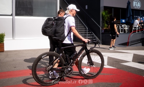 Le comiche di Bottas in viaggio a Singapore, tra cobra, mucche e sellini - Le comiche di Bottas in viaggio a Singapore, tra cobra, mucche e sellini