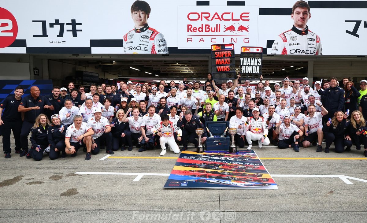 Le tute di Verstappen e Tsunoda raccolgono fondi per la ricerca sul midollo spinale