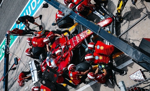 Leclerc abbraccia i meccanici a Imola: molto più di una frase stampata sopra ad un casco - Leclerc abbraccia i meccanici a Imola: molto più di una frase stampata sopra ad un casco