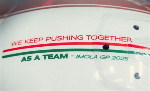 Leclerc abbraccia i meccanici a Imola: molto più di una frase stampata sopra ad un casco - Leclerc abbraccia i meccanici a Imola: molto più di una frase stampata sopra ad un casco