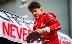 Leclerc accoglie Hamilton: «Bello vedere Lewis su una Ferrari». Poi suona la carica per il 2025 - Leclerc accoglie Hamilton: «Bello vedere Lewis su una Ferrari». Poi suona la carica per il 2025