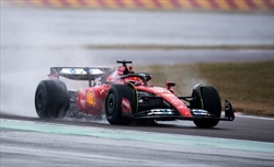 Leclerc accoglie Hamilton: «Bello vedere Lewis su una Ferrari». Poi suona la carica per il 2025 - Leclerc accoglie Hamilton: «Bello vedere Lewis su una Ferrari». Poi suona la carica per il 2025