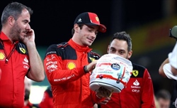 Leclerc: casco speciale per ringraziare la Ferrari, ma il web si scatena