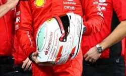 Leclerc: casco speciale per ringraziare la Ferrari, ma il web si scatena - Leclerc: casco speciale per ringraziare la Ferrari, ma il web si scatena