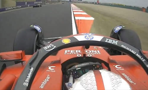 Leclerc le prova tutte per appesantire la SF-25: gli onboard dal GP di Cina - Leclerc cerca l'erba per appesantire la SF-25: gli onboard dal GP di Cina
