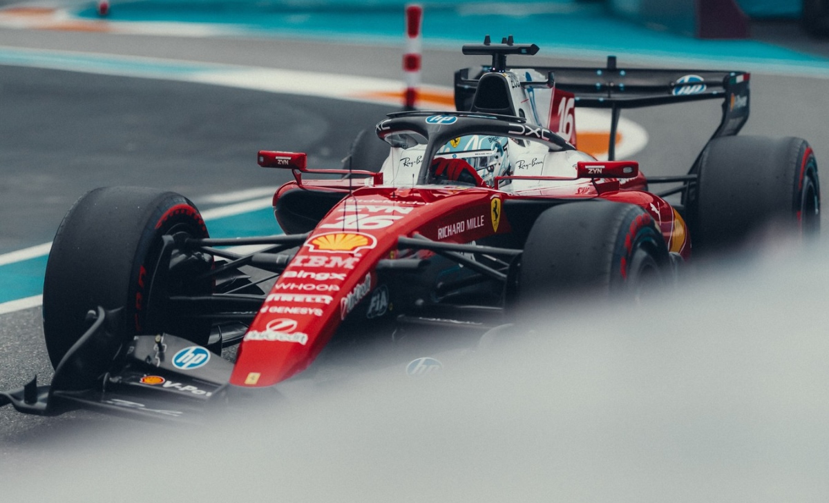 Leclerc controcorrente: «Non è una F1 artificiale, i sorpassi funzionano»