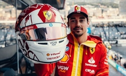 Leclerc e il casco speciale per il Gran Premio di Monaco - FOTO - Leclerc e il casco speciale per il Gran Premio di Monaco - FOTO