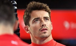 Leclerc: «È la prima volta che sento tutte queste voci sulla Ferrari. Visto cose strane, forse...»