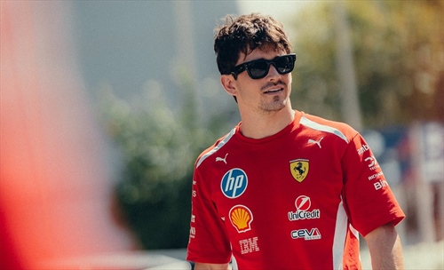 Leclerc scherza con Hamilton: «Come regalo di nozze vorrei il titolo»