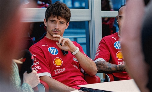 Leclerc smentisce i rumors: «Sono sorpreso, amo la Ferrari e punto a riportarla al top»