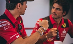 Ferrari, lo strano caso Leclerc-Sainz: scontro tra i tifosi, ma i numeri dicono altro - Leclerc vs Sainz dalle fazioni social ai numeri del dualismo in casa Ferrari