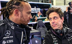 «Lewis non è un grande pilota»: Toto scherza sulle abilità di Hamilton