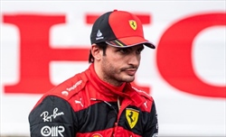 Lo sfogo di Sainz in conferenza stampa: «Va sempre a favore di Leclerc, sono stufo»