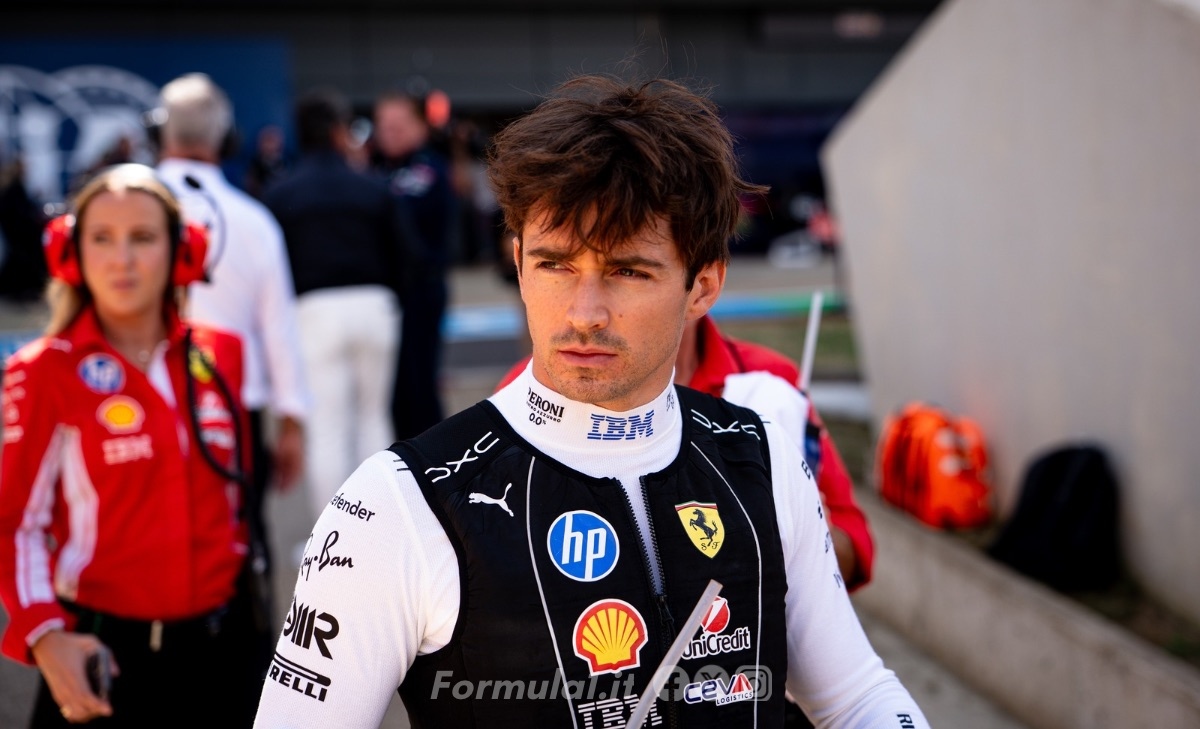 Lo sfottò di Red Bull e Ryanair sulla Ferrari: «Leclerc segue i muri»