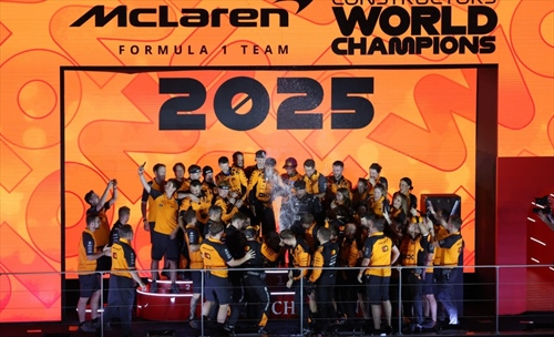 Lo strano caso McLaren: tutti sul podio a festeggiare il Titolo tranne Piastri - Lo strano caso McLaren: tutti sul podio a festeggiare il Titolo tranne Piastri