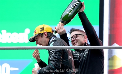 «Lo stro***tto ha colpito ancora»: continuano gli scherzi di Kimi in Mercedes - «Lo stro***tto ha colpito ancora»: continuano gli scherzi di Kimi in Mercedes