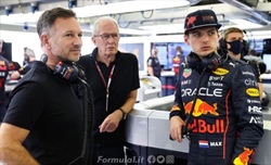 Hamilton 'fa scuola', Verstappen approfitta: la scelta di Lewis che ha portato Max alla vittoria - Marko (autogol Hamilton)