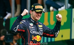 «Max si schiantava alla Copse, e loro 'buon Natale'...». Verstappen trova un 'alleato' contro Sky