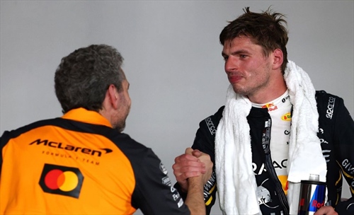 McLaren contro Red Bull: «Cambio motore, serve chiarezza dalla FIA»