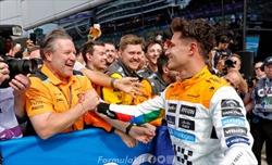 McLaren, da ultima a podio in 8 gare: un sorprendente recupero in tre mosse e un segreto - McLaren: da ultima a podio in 8 gare. Un sorprendente recupero in tre mosse