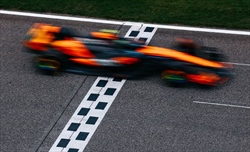 McLaren si prende i riflettori: segnale di forza contro la pressione - McLaren si prende i riflettori: segnale di forza contro la pressione