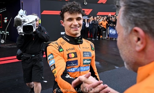 McLaren vola: Piastri trionfa, Norris completa la festa