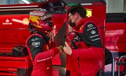 Mekies sull'errore di Sainz: Situazione frustrante per lui, ma domani sarà carichissimo - Mekies sull'errore di Sainz: Situazione frustrante per lui, ma domani sarà carichissimo