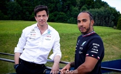 Mercedes, acceso debriefing tra Hamilton e Wolff durante le qualifiche - Mercedes, acceso debriefing tra Hamilton e Wolff durante le qualifiche