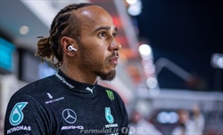 Mercedes, Hamilton non sente l'età: «Russell ha più problemi fisici»