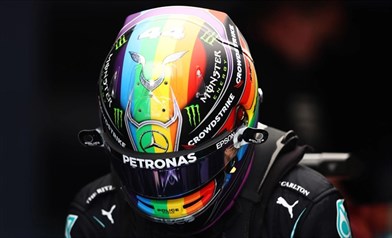 Mercedes, Hamilton porta avanti le sue battaglie: indosserà il casco arcobaleno in Qatar