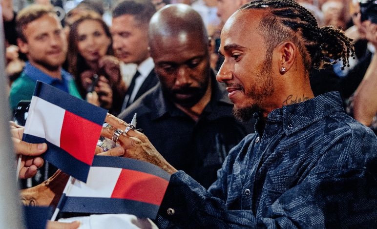 Mercedes, i primi segni dell'addio di Hamilton: alcuni sponsor abbandonano