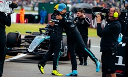 Mercedes, il ritiro non toglie il sorriso a Russell: «Lotteremo più spesso per le vittorie»