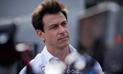 Mercedes W13, la risposta di Wolff ad Horner: Come fa a sapere che è illegale? - Mercedes, la risposta di Wolff ad Horner: 