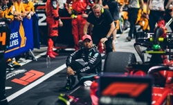 Mercedes, perché Hamilton festeggia i podi da solo?