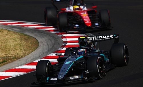 Mercedes prepara il colpo finale, lasciando gli altri a osare per raggiungerla